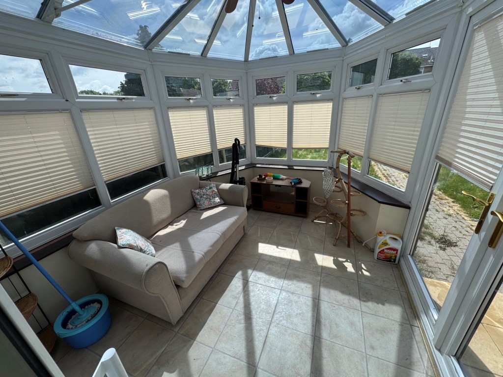 Lot: 131 - THREE-BEDROOM SEMI-DETACHED BUNGALOW WITH PARKING - Conservatory